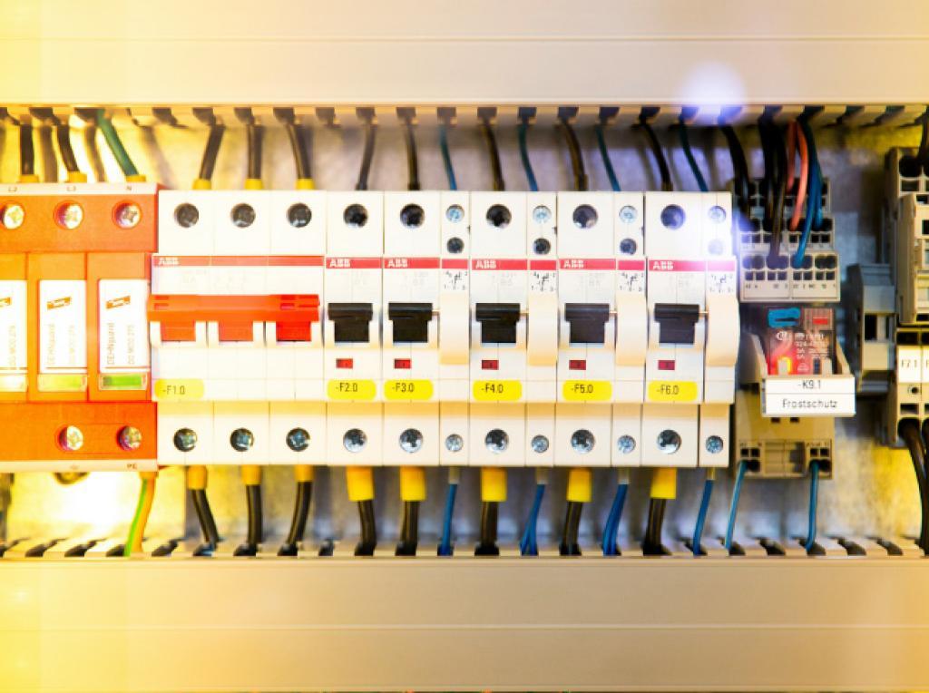Suministro de material eléctrico y de automatización